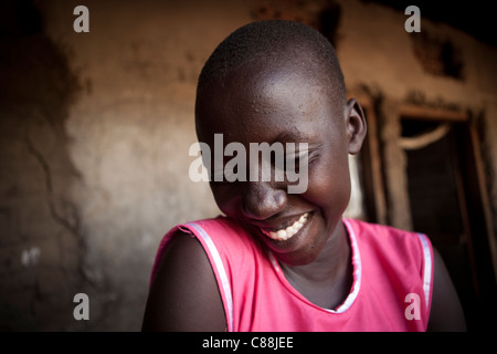 Adolescente timide rire - Amuria, Ouganda, Afrique de l'Est. Banque D'Images