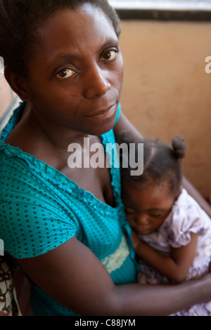 Une femme attend de voir un médecin dans une clinique DE LUTTE CONTRE LE SIDA soutenu par le Secours catholique à Lusaka, Zambie. Banque D'Images