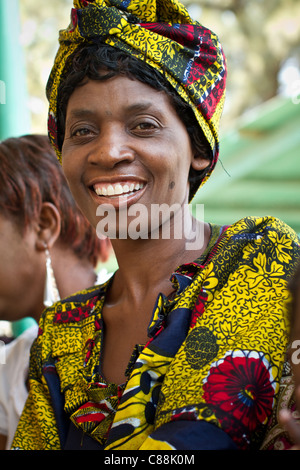 Une femme attend de voir un médecin dans une clinique DE LUTTE CONTRE LE SIDA soutenu par le Secours catholique à Lusaka, Zambie. Banque D'Images