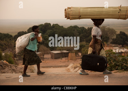 Les piétons se déplacent dans les rues poussiéreuses de Mongu, Zambie, Afrique du Sud. Banque D'Images