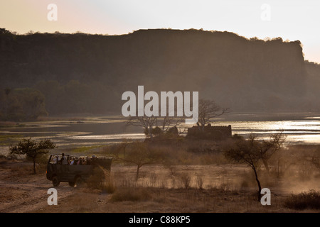 Les éco-touristes par Padam Lake et Jogi Mahal pavillon de chasse dans le Parc National de Ranthambhore, Rajasthan, Inde du Nord Banque D'Images