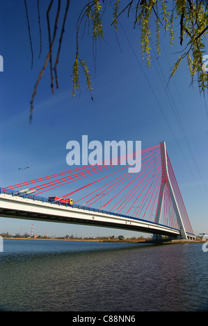 Pont suspendu au-dessus de la Martwa Wisla river à Gdansk, Pologne avec chariot et ciel bleu. Banque D'Images