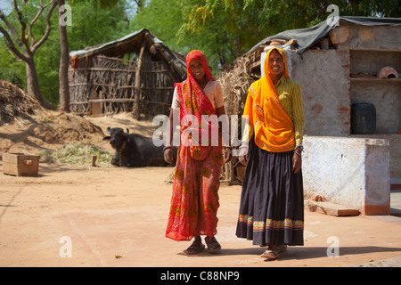 Femme indienne villageois à la maison Kutalpura au Village de Rajasthan, Inde du Nord Banque D'Images