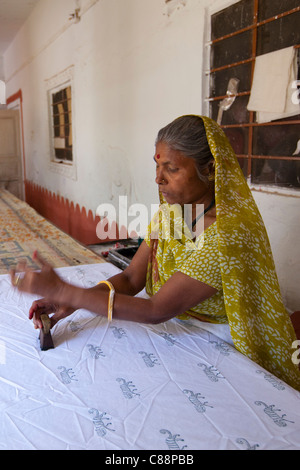 Femme indienne timbrage des textiles et à l'artisanat des femmes Dastkar coopérative, le projet Artisan de Ranthambore, au Rajasthan, Inde Banque D'Images