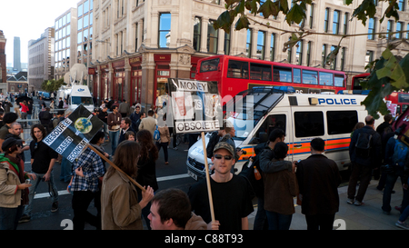 Occuper la Bourse de Londres proteste et proteste sur 15 10 2011 dans la City de Londres. La police contrôle l'accès à la manifestation à la cathédrale Saint-Paul. Les manifestants avec des panneaux et les hommes avec « l'argent est obsolète » ne peuvent pas rejoindre la foule principale qui s'est enmarrée sur les marches de Saint-Paul. KATHY DEWITT Banque D'Images