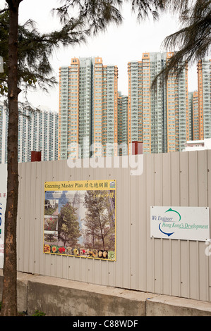 Panneaux publicitaires grand protéger un programme de construction de logements sur la promenade près du Terminal star Ferry de Kowloon Hong Kong Chine Asie Banque D'Images
