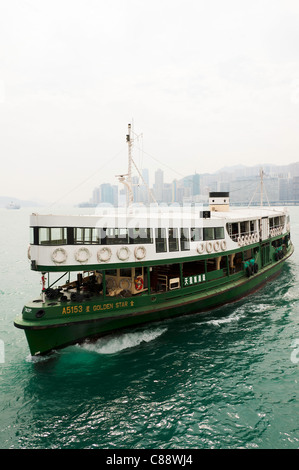 Le Livre vert et blanc Star Ferry Boat Service Golden Star arrivant à la Star Ferry Pier Kowloon Hong Kong Chine Asie Banque D'Images