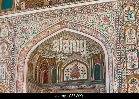 La conception islamique de Ganesh Pol, Ganesh Gate, du xvie siècle, le Fort Amber un Rajput fort à Jaipur, Rajasthan, Inde Banque D'Images