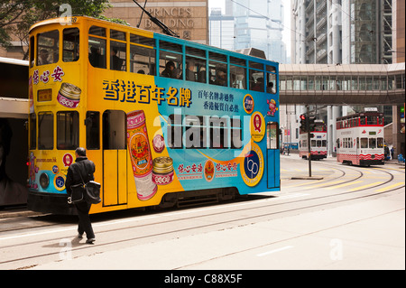 Les Trams colorés le long Des Voeux Road Central North Shore de l'île de Hong Kong Chine Asie Banque D'Images