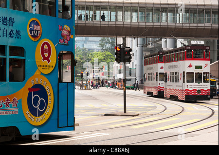 Les Trams colorés le long Des Voeux Road Central North Shore de l'île de Hong Kong Chine Asie Banque D'Images