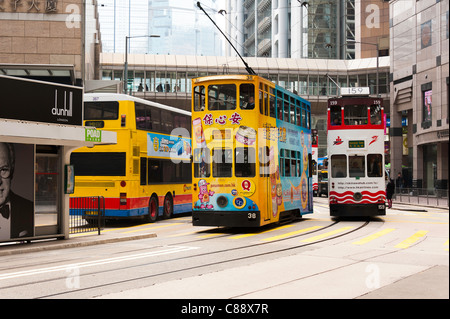 Les Trams colorés le long Des Voeux Road Central North Shore de l'île de Hong Kong Chine Asie Banque D'Images