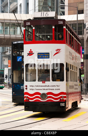 Les Trams colorés le long Des Voeux Road Central North Shore de l'île de Hong Kong Chine Asie Banque D'Images