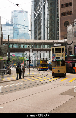 Les Trams colorés le long Des Voeux Road Central North Shore de l'île de Hong Kong Chine Asie Banque D'Images