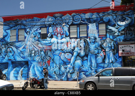 Beau bleu l'art de mur juste à côté de la 24e Rue dans le quartier de Mission à San Francisco, Californie, USA Banque D'Images