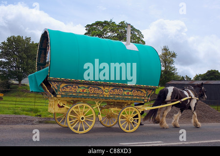 Vardo ou un chariot tiré par des chevaux traditionnels utilisés par la roms. Banque D'Images