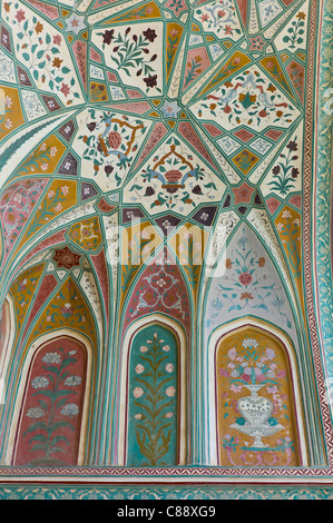 La conception islamique de Ganesh Pol, Ganesh Gate, au Fort Amber un Rajput fort construit au xvie siècle à Jaipur, Rajasthan, Inde Banque D'Images