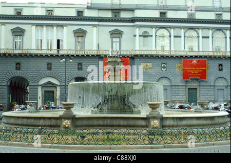 La fontaine de la Piazza Trento e Trieste Italie Naples Banque D'Images