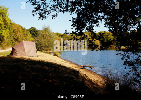 Fisherman's tente dans Haysden Country Park Tonbridge Banque D'Images