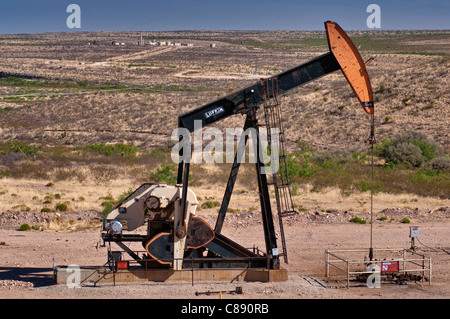 Pumpjack au puits de pétrole de bassin permien, Guadalupe de l'arrière-pays (Autoroute 137) Byway près de Carlsbad, Nouveau Mexique, USA Banque D'Images