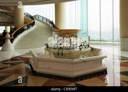 Le hall lumineux et spacieux avec large escalier et fontaine de l'hôtel Harbour Grand Kowloon Hong Kong Chine Asie Banque D'Images