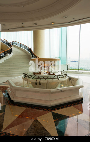 Le hall lumineux et spacieux avec large escalier et fontaine de l'hôtel Harbour Grand Kowloon Hong Kong Chine Asie Banque D'Images