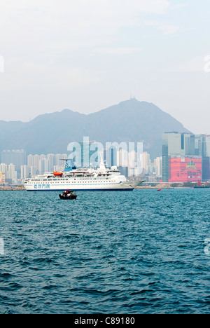 Bateau de croisière ancrés dans le port de Victoria près de Kowloon Hong Kong Chine Asie Banque D'Images