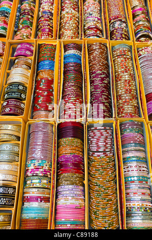 Bangles indiens traditionnels au Fort Amber un Rajput fort construit au xvie siècle à Jaipur, Rajasthan, Inde du Nord Banque D'Images