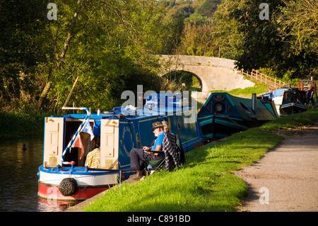 Couple par leur 15-04 barge sur le canal Kennet et Avon à Freshford Banque D'Images