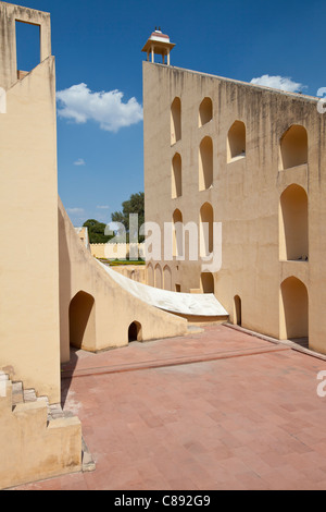 Pont d'observation du cadran solaire géant, Samrat Yantra, l'instrument suprême, à l'Observatoire de Jaipur, Rajasthan, Inde Banque D'Images