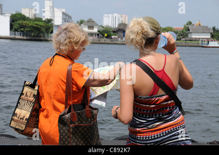 Deux touristes à la recherche de leur destination sur la carte de Bangkok Banque D'Images
