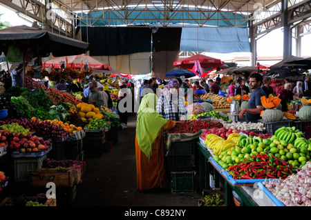 Les gens Shopping pour les fruits et légumes à souk el Ahad, Agadir, Maroc Banque D'Images