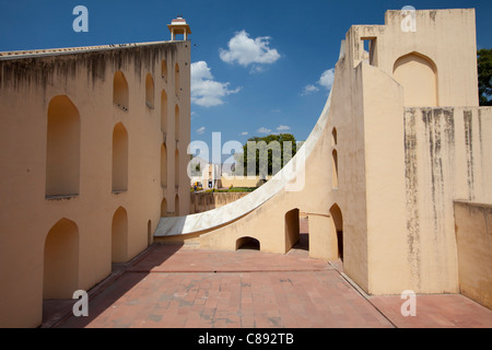 Pont d'observation du cadran solaire géant, Samrat Yantra, l'instrument suprême, à l'Observatoire de Jaipur, Rajasthan, Inde Banque D'Images