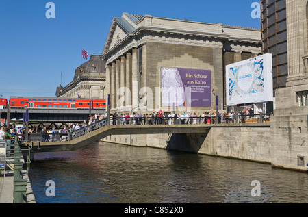 Et 'Bode-Museum Pergamonmuseum' à 'Museum' avec un train express local Europe Allemagne Berlin Banque D'Images