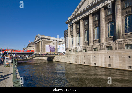 Et 'Bode-Museum Pergamonmuseum' à 'Museum' avec un train express local Europe Allemagne Berlin Banque D'Images