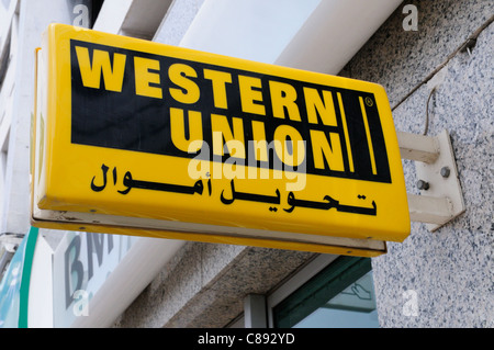 Western Union bilingue signe, Agadir, Maroc Banque D'Images