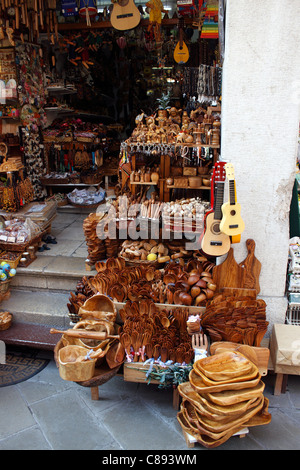 Boutiques de souvenirs dans le centre de la vieille ville de Corfou. Banque D'Images