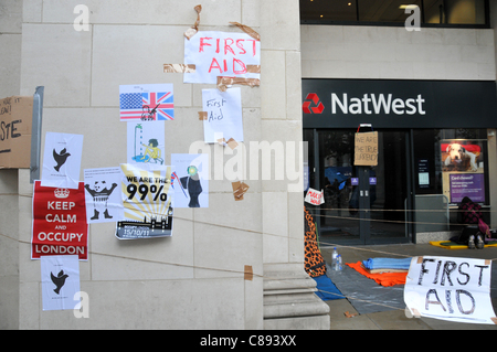 La Banque Natwest couverts à des signes comme anti-risque de créer une ville de tentes à St Paul's cour près de la Bourse de Londres sur le deuxième jour de Occupy London. Dimanche 16 Octobre 2011 Banque D'Images