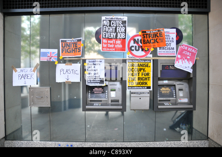 Nat West bank couverts à des signes comme anti-risque de créer une ville de tentes à St Paul's cour près de la Bourse de Londres sur le deuxième jour de Occupy London. Dimanche 16 Octobre 2011 Banque D'Images