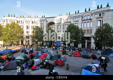 Les capitalistes de créer un village de tentes à St Paul's cour près de la Bourse de Londres sur le deuxième jour de Occupy London. Dimanche 16 Octobre 2011 Banque D'Images