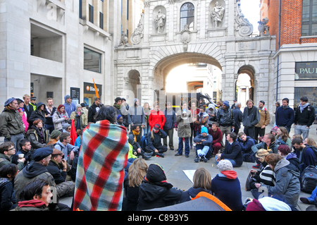 Réunion du camp de la paix. Les capitalistes de créer un village de tentes à St Paul's cour près de la Bourse de Londres sur le deuxième jour de Occupy London. Dimanche 16 Octobre 2011 Banque D'Images