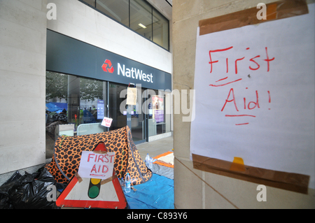 Poste de secours près de Natwest bank. Les capitalistes de créer un village de tentes à St Paul's cour près de la Bourse de Londres sur le deuxième jour de Occupy London. Dimanche 16 Octobre 2011 Banque D'Images