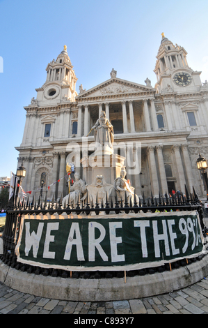 Nous sommes les 99 % Anti bannière risque de créer un village de tentes à St Paul's cour près de la Bourse de Londres sur le deuxième jour de Occupy London. Dimanche 16 Octobre 2011 Banque D'Images