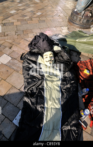 Masque de Guy Fawkes et sac de couchage tente anti-risque de créer une ville à St Paul's cour près de la Bourse de Londres sur le deuxième jour de Occupy London. Dimanche 16 Octobre 2011 Banque D'Images