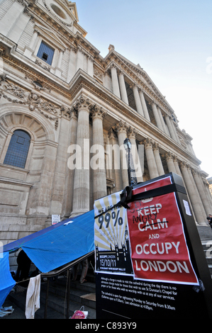 Restez calme et occuper Londres comme anti-risque de créer une ville de tentes à St Paul's cour près de la Bourse de Londres sur le deuxième jour de Occupy London. Dimanche 16 Octobre 2011 Banque D'Images