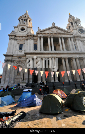 Les capitalistes de créer un village de tentes à St Paul's cour près de la Bourse de Londres sur le deuxième jour de Occupy London. Dimanche 16 Octobre 2011 Banque D'Images