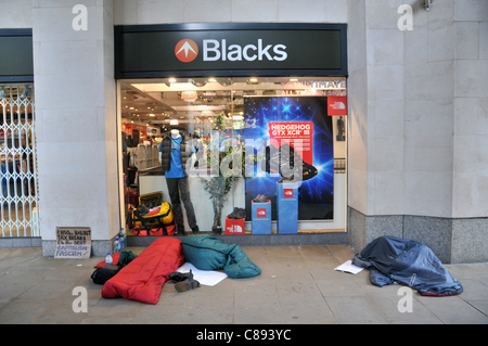 Comme le sommeil des manifestants anti-risque de créer une ville de tentes à St Paul's cour près de la Bourse de Londres sur le deuxième jour de Occupy London. Dimanche 16 Octobre 2011 Banque D'Images