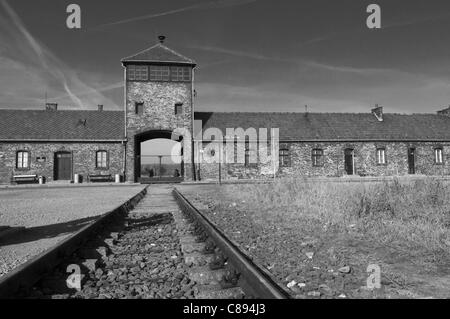 Image en noir et blanc du train entrée de Auschwitz II - Birkenau, camp d'extermination d'Oswiecim, Pologne Banque D'Images