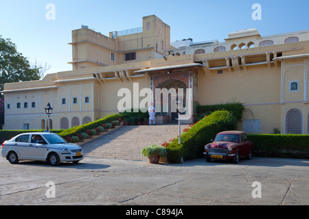 Garde de cérémonie au Samode Haveli hôtel de luxe, ancienne maison du marchand, à Jaipur, Rajasthan, Inde du Nord Banque D'Images