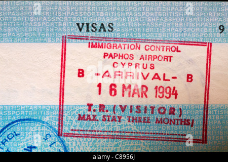 Stamp dans passeport britannique - visa pour le contrôle de l'Immigration l'aéroport de Paphos, Chypre Banque D'Images