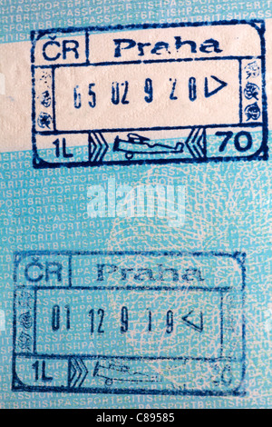 En timbres passeport britannique pour l'entrée dans Prague Banque D'Images